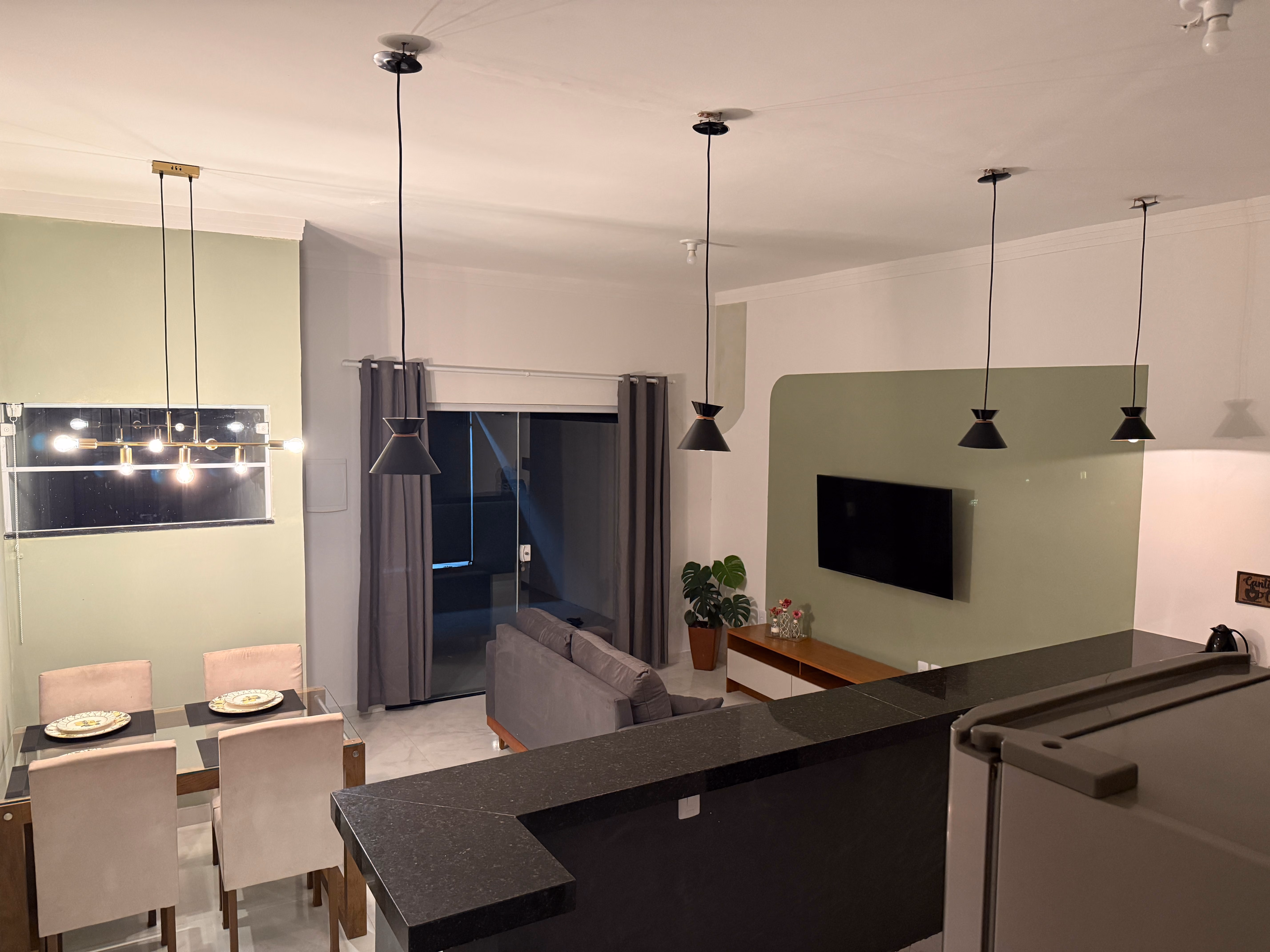 Sala e cozinha integradas à noite