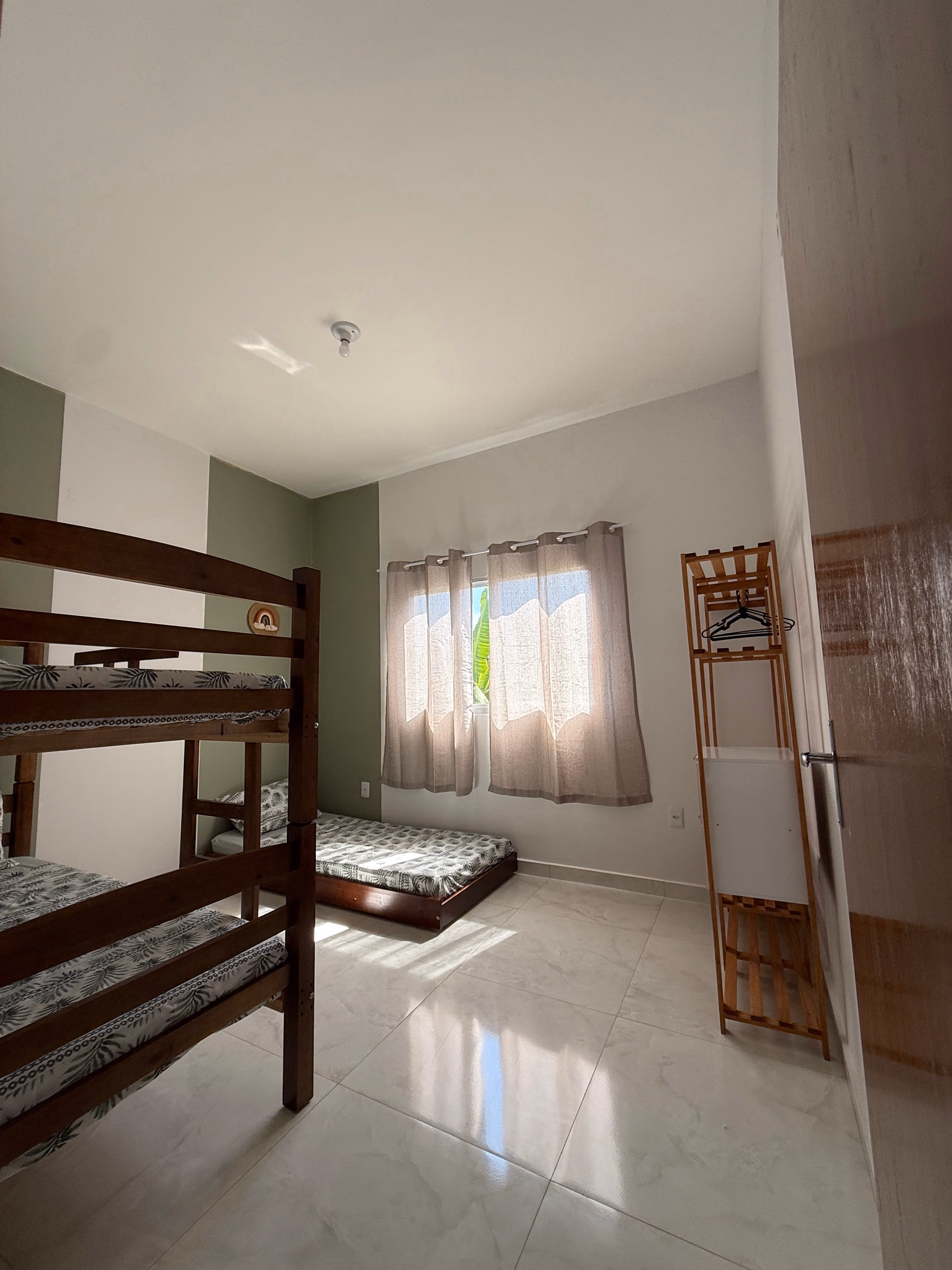Quarto com cama de solteiro e beliche